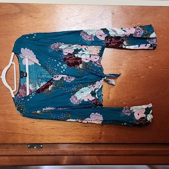 Rue 21 Floral Crop top - Picture 3 of 16